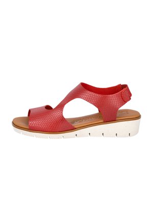 Sandalia de cuero rojo con un diseño texturizado, similar a reptil. Presenta puntera abierta, recortes y una suela blanca en estilo cuña con estrías.
