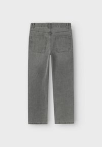 Graue Jeans aus Denim mit geradem Schnitt, ausgestattet mit zwei Gesäßtaschen und sichtbaren Nähten. Minimalistisches Design mit einer weichen, strukturierten Oberfläche.
