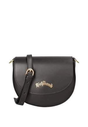 Borsa a tracolla in pelle nera con fibbia dorata e scritta dorata "John Richmond" sulla pattina anteriore.