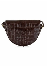 Borsa a tracolla in pelle sintetica marrone effetto coccodrillo, forma semicircolare, texture liscia, chiusura a pattina superiore e dettagli in metallo dorato.