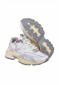 Scarpe da ginnastica bianche in rete con suole in gomma grigia, accenti beigi chiari, punta rotonda e un'etichetta decorativa per i lacci. Superficie testurizzata per la presa.