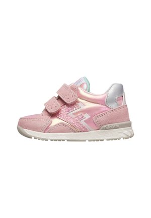 Pinker Kleinkind-Sneaker mit glitzerndem Seitendesign, doppelten Klettverschlüssen, weißer Sohle und silbernem Fersenakzent.