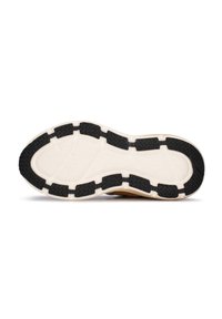 Suela de zapato de goma con un patrón texturizado negro y un borde blanco alrededor, además de ranuras para tracción. Diseñada para ofrecer estabilidad y durabilidad.