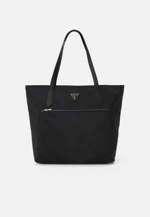 Czarna torba typu tote Guess z dwoma paskami na ramię, przednią kieszenią na zamek błyskawiczny oraz trójkątną metalową plakietką z logo.