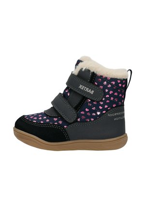 Bota de invierno para niño con patrones de corazones rosas, correas negras con nombre de la marca, forro de piel beige y suela de goma marrón.