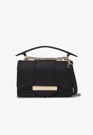 Fekete strukturált kézi táska felső fogantyúval, arany lánc részlettel és egy arany téglalap alakú csattal, melyen a "KARL LAGERFELD" felirat található.