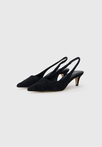 Černé sametové slingback podpatky s špičatou špičkou, 4 cm vysokým stiletto podpatkem a elegantní siluetou. Minimalistický design bez viditelného kování.