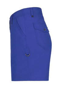 Pantalones cortos azules hechos de material ligero, con un bolsillo lateral, costuras decorativas, un lazo para cinturón y un detalle de anillo metálico.
