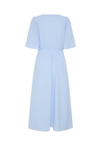 Robe midi bleu clair avec manches courtes évasées et taille élastiquée, vue de dos sur un fond blanc.
