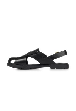 Zwarte leren herensandaal met open teen, gekruiste bandjes en een achterriem met een kleine gouden gesp, zijaanzicht.