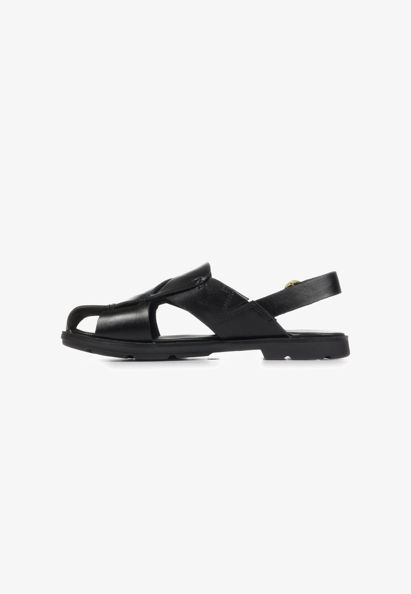 Sandale en cuir noir pour homme avec bout ouvert, brides croisées et une lanière arrière avec une petite boucle dorée, montrée de profil.