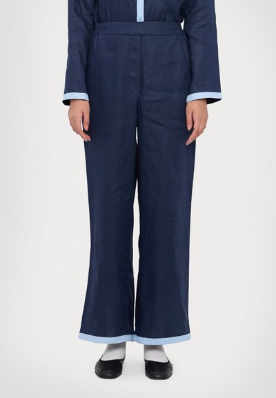 Marineblaue Leinen-weit geschnittene Hose mit hellblauen Saumakzenten und einem bequemen Bund. Bietet eine entspannte Passform und ein minimalistisches Design.
