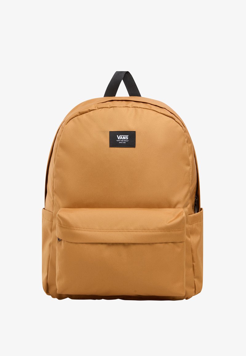Zaino Vans di colore arancione bruciato, realizzato in tessuto resistente. Forma arrotondata, tasca anteriore con zip, etichetta logo sulla parte superiore.