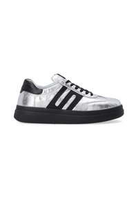 Silberner metallischer Sneaker mit schwarzen Akzenten, flachen Schnürsenkeln, drei schwarzen Streifen und einer strukturierten schwarzen Außensohle.