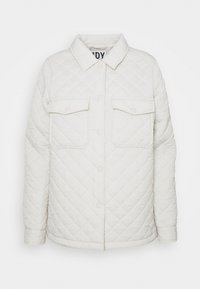 Kurtka pikowana w kolorze białym, zapinana na guziki z przodu, z dwoma kieszeniami na piersi i klasycznym kołnierzem. Miękka faktura z delikatnymi różowymi akcentami na guzikach.