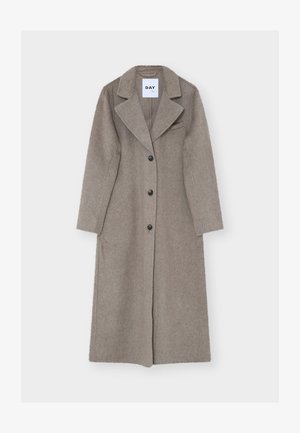Casaco longo de lã cinza com gola de orelhas, mangas compridas, abotoamento duplo e dois bolsos laterais. Textura lisa com botões pretos.