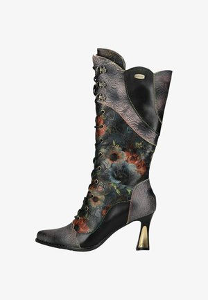 Stivale alto con lacci, caratterizzato da un design floreale multicolore su pelle, pannelli laterali neri e un tacco dorato metallico. Dettagli con superficie testurizzata.