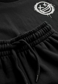 Next SHORT SLEEVE SET REGULAR FIT - Shorts - black smile backprint