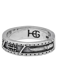 Anello in argento con design incisi, superfici alternate texturizzate e lisce, finitura lucida e accenti in rilievo a forma di coltello e croce.