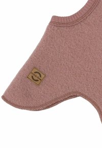 Hellrosa Fleece-Haustiermantel mit abgerundeten Kanten, geripptem Hals und braunem Logo-Patch. Weiche Textur, entworfen für Wärme und Komfort.