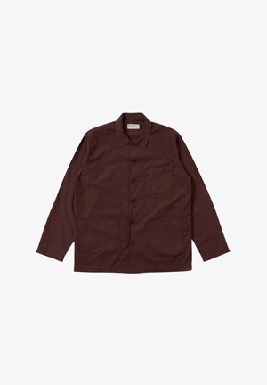 Giacca bordeaux con chiusura a bottoni, colletto sagomato, maniche lunghe e due tasche frontali. Realizzata in tessuto leggero con una texture liscia.