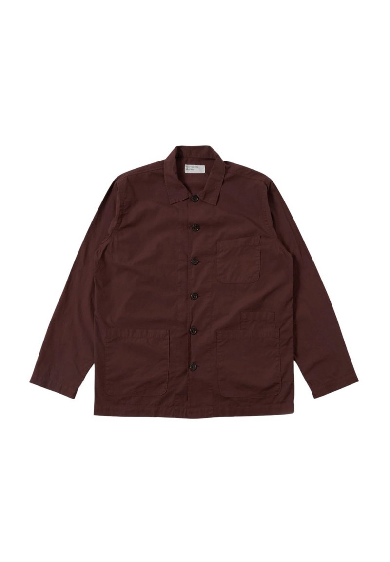 Giacca bordeaux con chiusura a bottoni, colletto sagomato, maniche lunghe e due tasche frontali. Realizzata in tessuto leggero con una texture liscia.