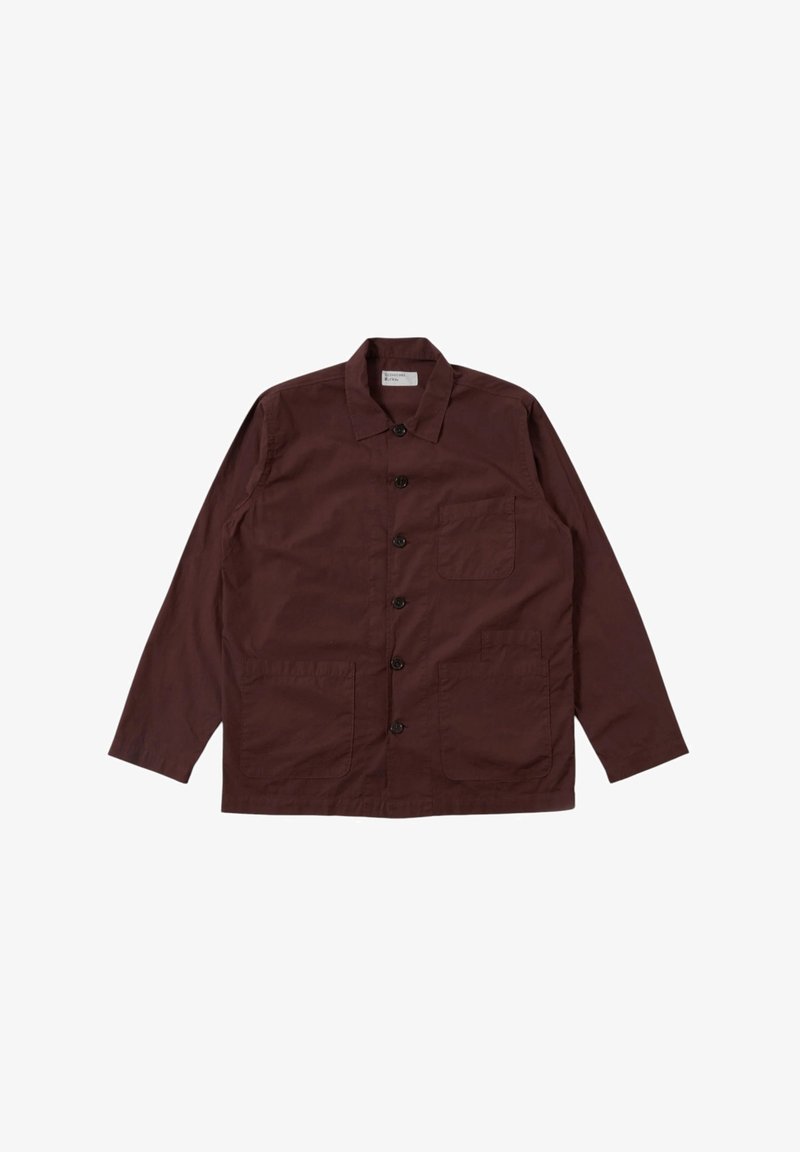 Giacca bordeaux con chiusura a bottoni, colletto sagomato, maniche lunghe e due tasche frontali. Realizzata in tessuto leggero con una texture liscia.