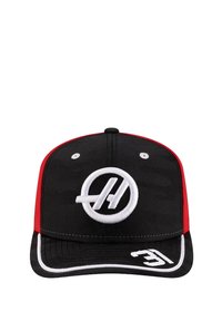 Czarna i czerwona czapka z białym logo, z wygiętym daszkiem, usztywnionym przodem i kontrastowymi szwami wzdłuż krawędzi.