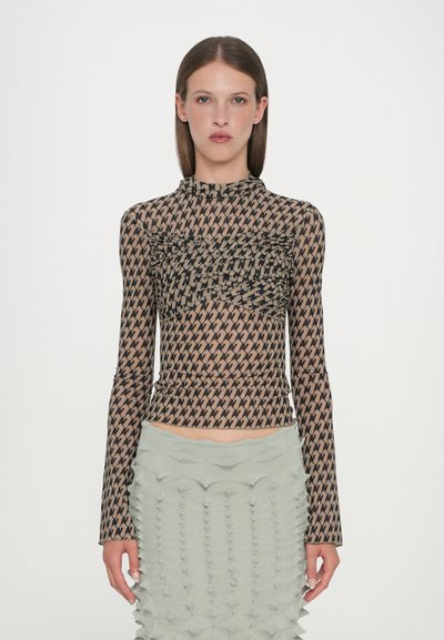 Top a maniche lunghe, aderente, realizzato in tessuto trasparente con un complesso motivo geometrico in beige e nero; dettagli arricciati sul petto.