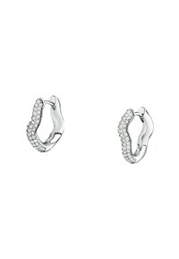 Orecchini a cerchio in argento con un design ondulato, impreziositi da piccoli cristalli trasparenti su un lato, texture liscia e finitura lucida.