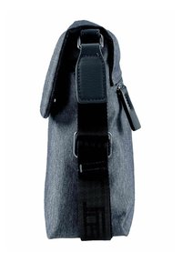 Borsa a spalla in tessuto grigio con pattina, tracolla nera liscia, dettagli in metallo e tasca con zip. Esterno testurizzato, forma compatta.