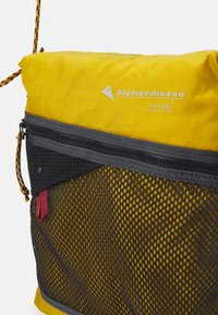 Klättermusen MULTISLOTS BAG UNISEX - Keresztpántos táska - gold-coloured