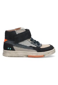 Hoge kindersneaker met een mix van zwarte suede en grijze gaas, blauwe veters, oranje accenten en een gestructureerde rubberen zool.