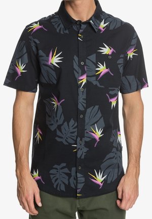 Schwarzes Herrenhemd mit kurzen Ärmeln und Knöpfen vorne, mit tropischem Blumenmuster in Pink, Weiß, Gelb und dunkelgrauen Blättern.