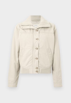 Casaco casual bege claro com fecho de botão, gola alta canelada, dois bolsos frontais, bainha canelada e mangas longas.