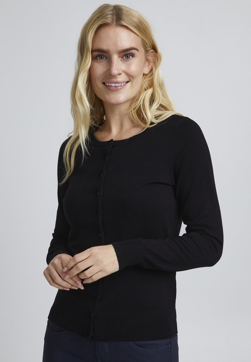 Maglione nero con scollatura rotonda, chiusura a bottoni e polsini aderenti. Texture liscia e tessuto leggero, adatto per essere indossato a strati.