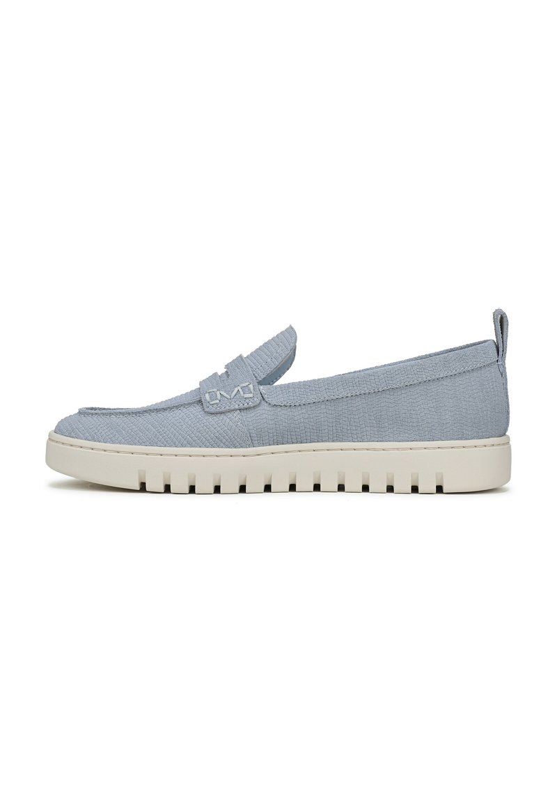 Scarpa slip-on azzurra chiara realizzata in tessuto testurizzato, con un sottile dettaglio della fascia e una suola in gomma bianca spessa con scanalature.
