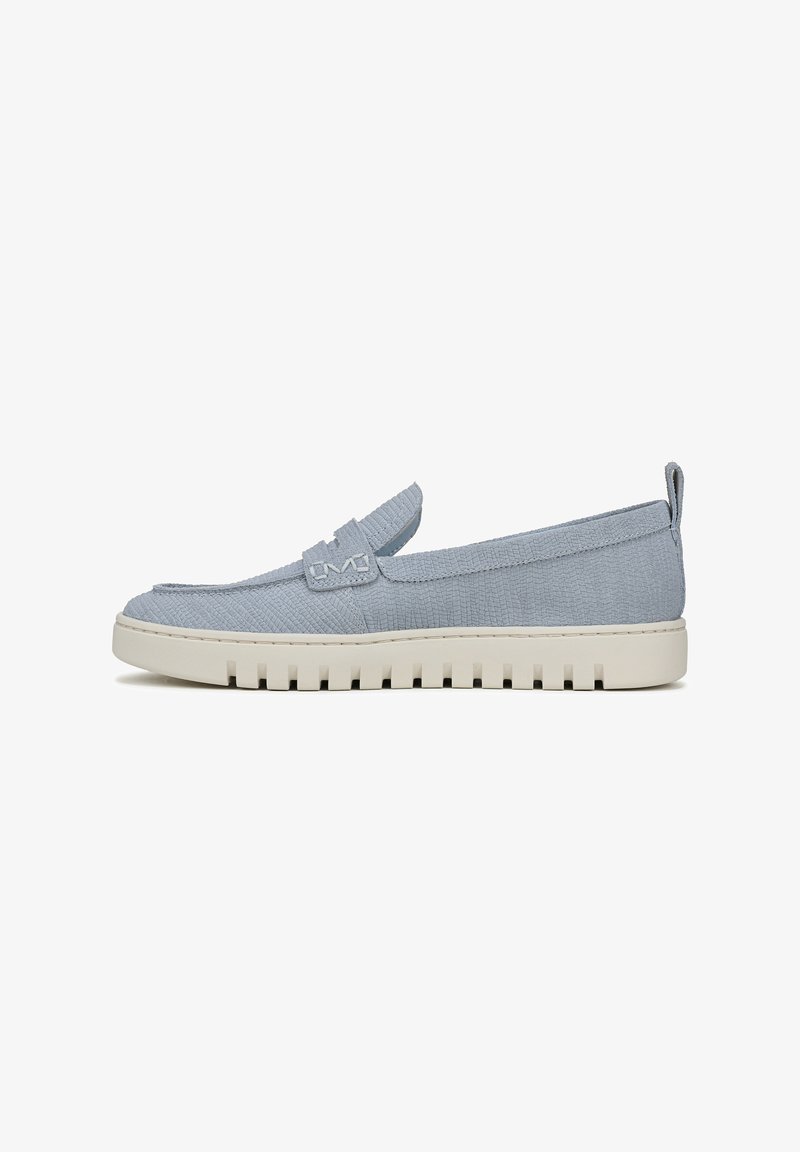 Helles blaues Slip-On-Schuhwerk aus strukturiertem Stoff, mit einem dezenten Riemen und einer dicken weißen Gummisohle mit Rillen.