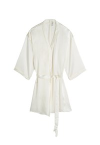 Bílý saténový župan ve stylu kimono s krátkým rukávem, úvazem a odpovídajícím páskem. Hladký povrch s jemným leskem.