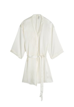 Vitt satin kimono-liknande morgonrock med korta ärmar, en inlindningsdesign och ett matchande knytbälte. Slät textur med en subtil glans.