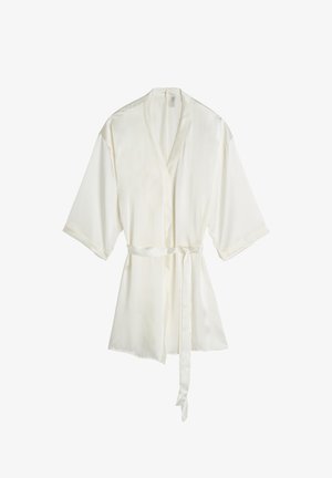 Hvid satin kimono-agtig morgenkåbe med korte ærmer, en omslag-design og et matchende bælte. Glat tekstur med en subtil glans.