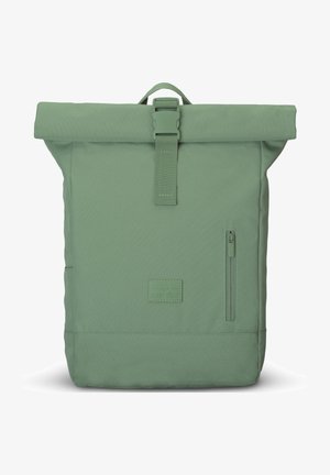 Grüner Rolltop-Rucksack aus strapazierfähigem Material. Verfügt über einen oberen Schnallenverschluss, eine seitliche Reißverschlusstasche und ein geprägtes Logo auf der Vorderseite.