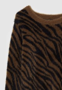 Maglione marrone fuzzy con un motivo a strisce di tigre nere, scollatura rotonda e tessuto strutturato per una sensazione morbida e pelosa.