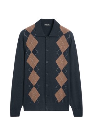 Mörkblå kofta med ett brun- och svart argylemönster, långa ärmar, krage och knäppning fram. Mjukt stickat material.