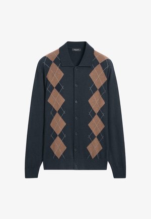 Dunkelblauer Cardigan mit braunem und schwarzem Rautenmuster, langen Ärmeln, einem Kragen und durchgehender Knopfleiste. Weiches Strickmaterial.