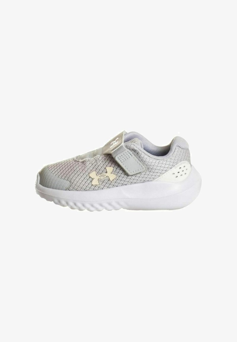 Zapatillas deportivas grises con parte superior de malla, correa de velcro y suela de goma blanca. Presenta un logo y acentos texturizados en los lados.