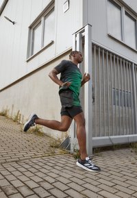 adidas Performance ADIZERO ADIOS 8 - Sapatos para corrida em estrada - carbon/footwear white/core black