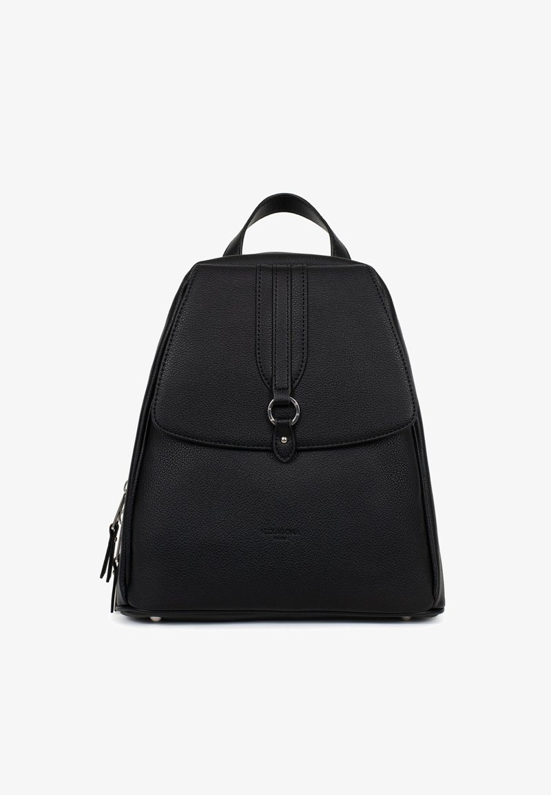 Sac à dos en cuir noir avec une forme structurée, doté d'un rabat, d'une poignée supérieure et d'un accent en anneau argenté. Surface texturée avec un matériel minimal.