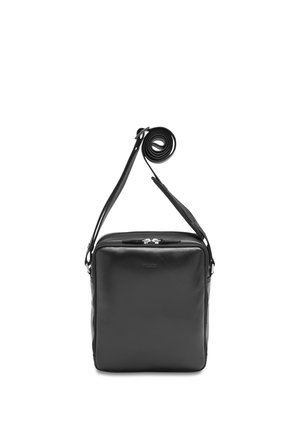 Schwarze rechteckige Leder-Umhängetasche mit verstellbarem Schulterriemen und oberem Reißverschluss, gezeigt vor weißem Hintergrund.