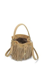 Bolso de cubo de ante en beige con acentos de flecos y adornos metálicos. Cuenta con un asa corta y una correa de hombro ajustable.